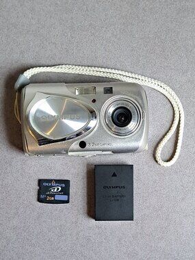Olympus Stylus 300 USED Digital Camera (3.2 MP, 3x Optical Zoom, Card) PM